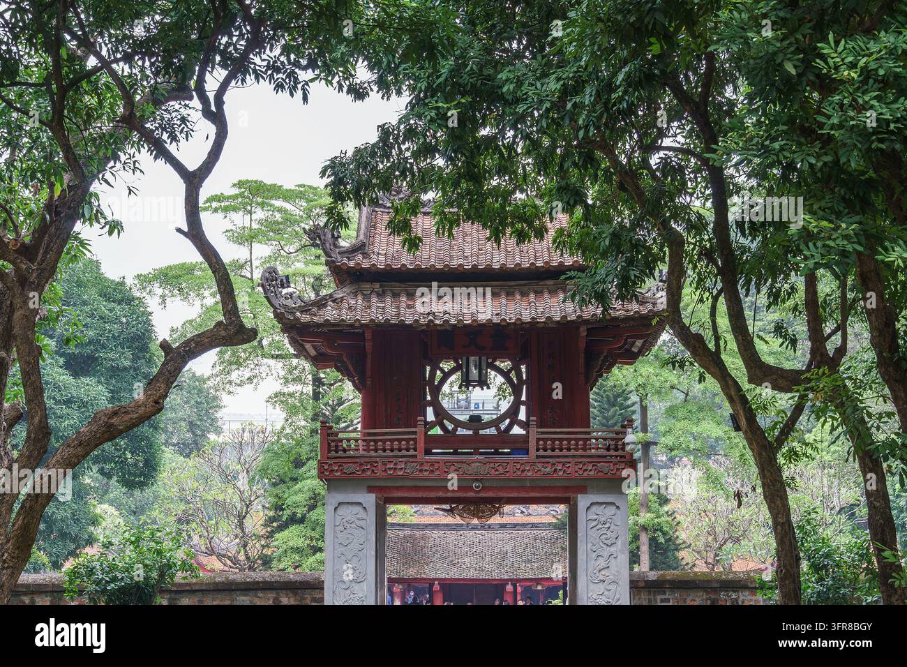 Details des Khue Van Cac-Pavillons im Literaturtempel oder Van Mieu in Hanoi, Vietnam. Der Tempel beherbergt die Kaiserliche Akademie, die erste nationale Universität Vietnams, die 1070 erbaut wurde Stockfoto