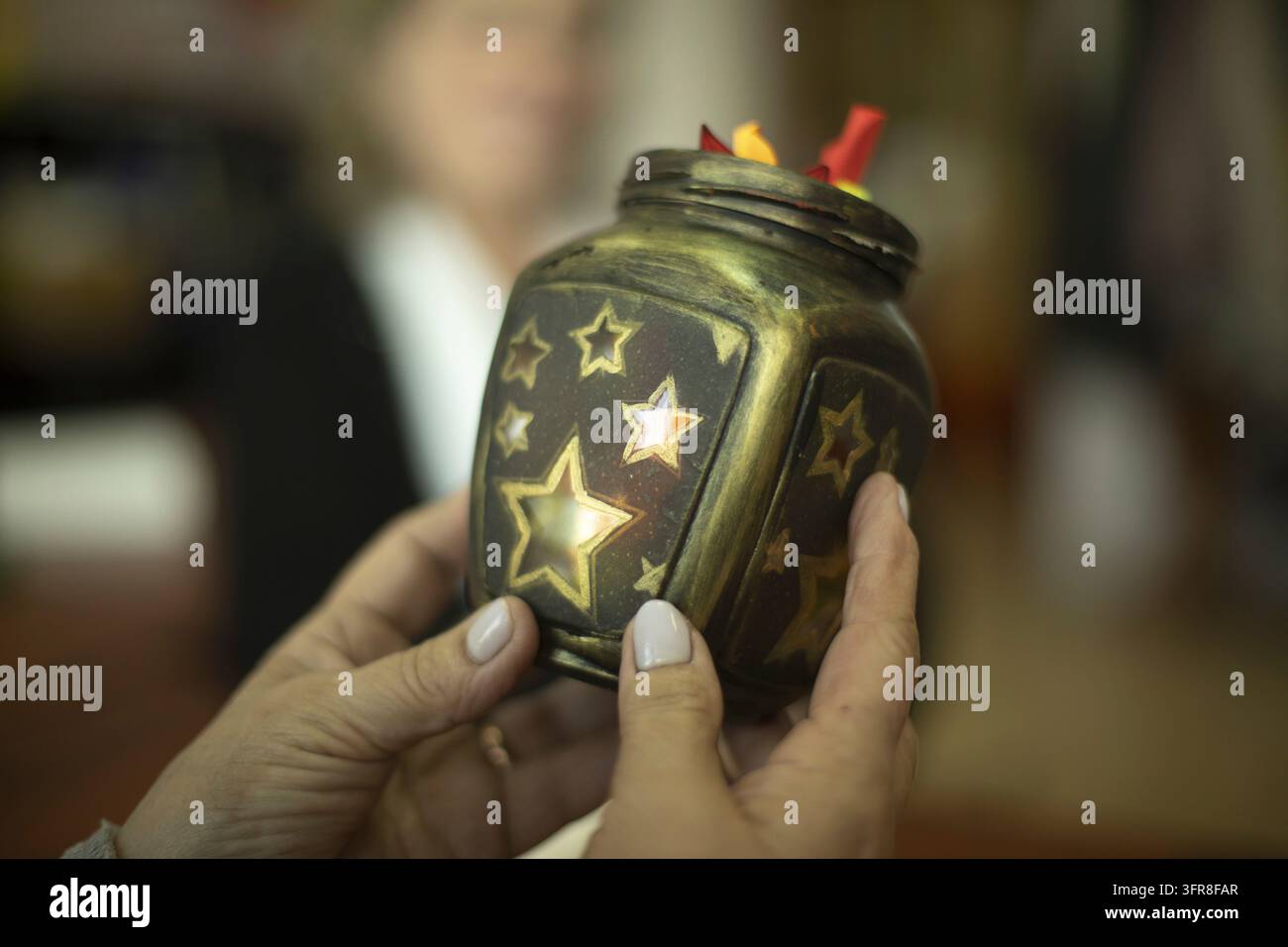Vase aus der Hand. Kreatives Ergebnis. Anwendung auf Glas. Kreative Lektion Stockfoto