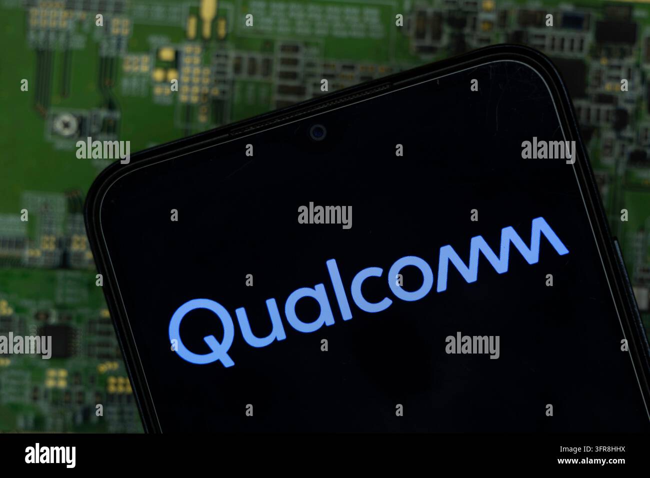 San Diego, Vereinigte Staaten - 10. Okt 2026: Das Qualcomm-Logo ist auf einem Smartphone-Bildschirm zu sehen Stockfoto