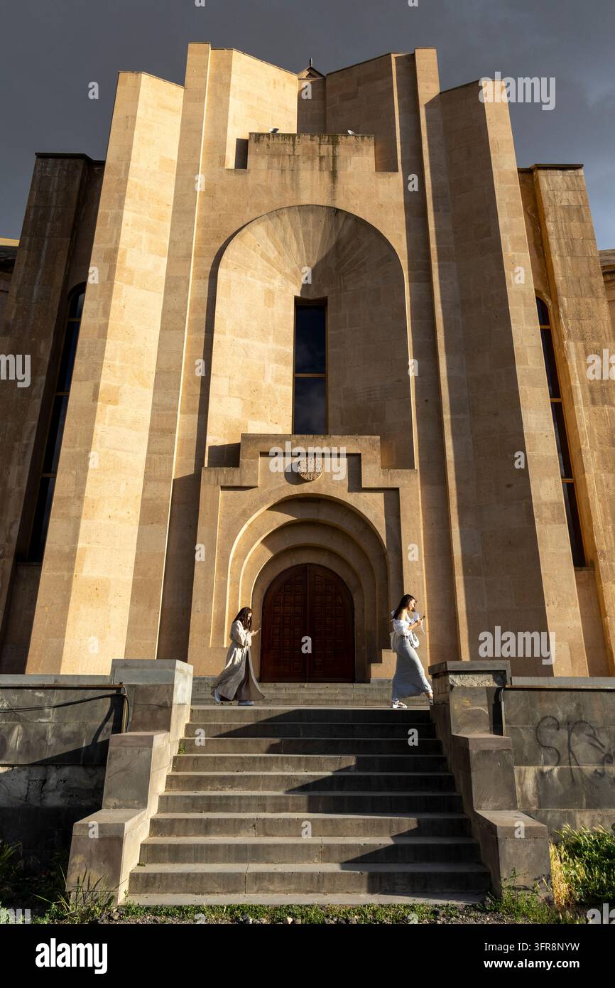 Zwei Frauen gehen die Steintreppen der Kathedrale des Heiligen Gregor des Erleuchters in Jerewan, Jerewan, Armenien hinab Stockfoto