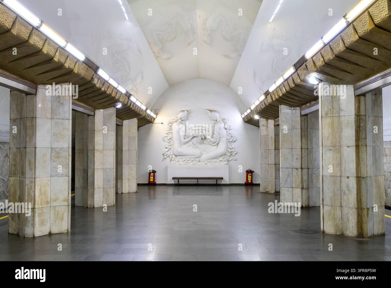 Marmorsäulen und bildhauerische Reliefs in der U-Bahn-Station Barekamutyun, Jerewan, Jerewan, Armenien Stockfoto