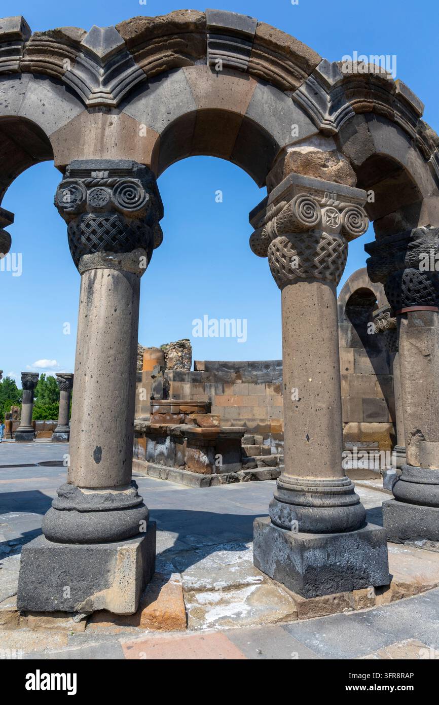 Geschnitzte Steinbögen und Säulen umrahmen das antike Mauerwerk an den Ruinen der Zvartnots-Kathedrale, Provinz Armavir, Etchmiadzin, Armenien Stockfoto