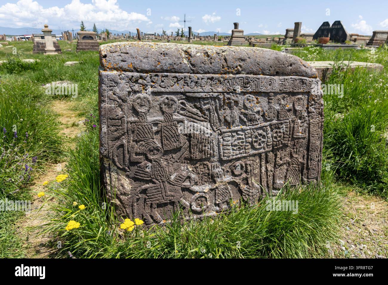 Geschnitzter Khachkar-Grabstein, verziert mit Figuren auf dem mittelalterlichen Friedhof von Noratus, Provinz Gegharkunik, Noratus, Armenien Stockfoto