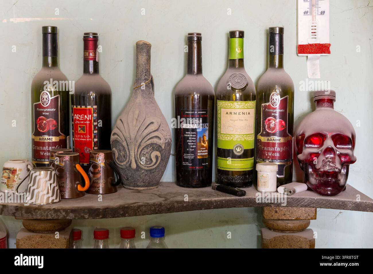 Flaschen mit armenischem Wein und Wodka, die in einem Geschäft im Bezirk Gegharkunik in Noratus, Armenien, auf einem Regal ausgestellt sind Stockfoto