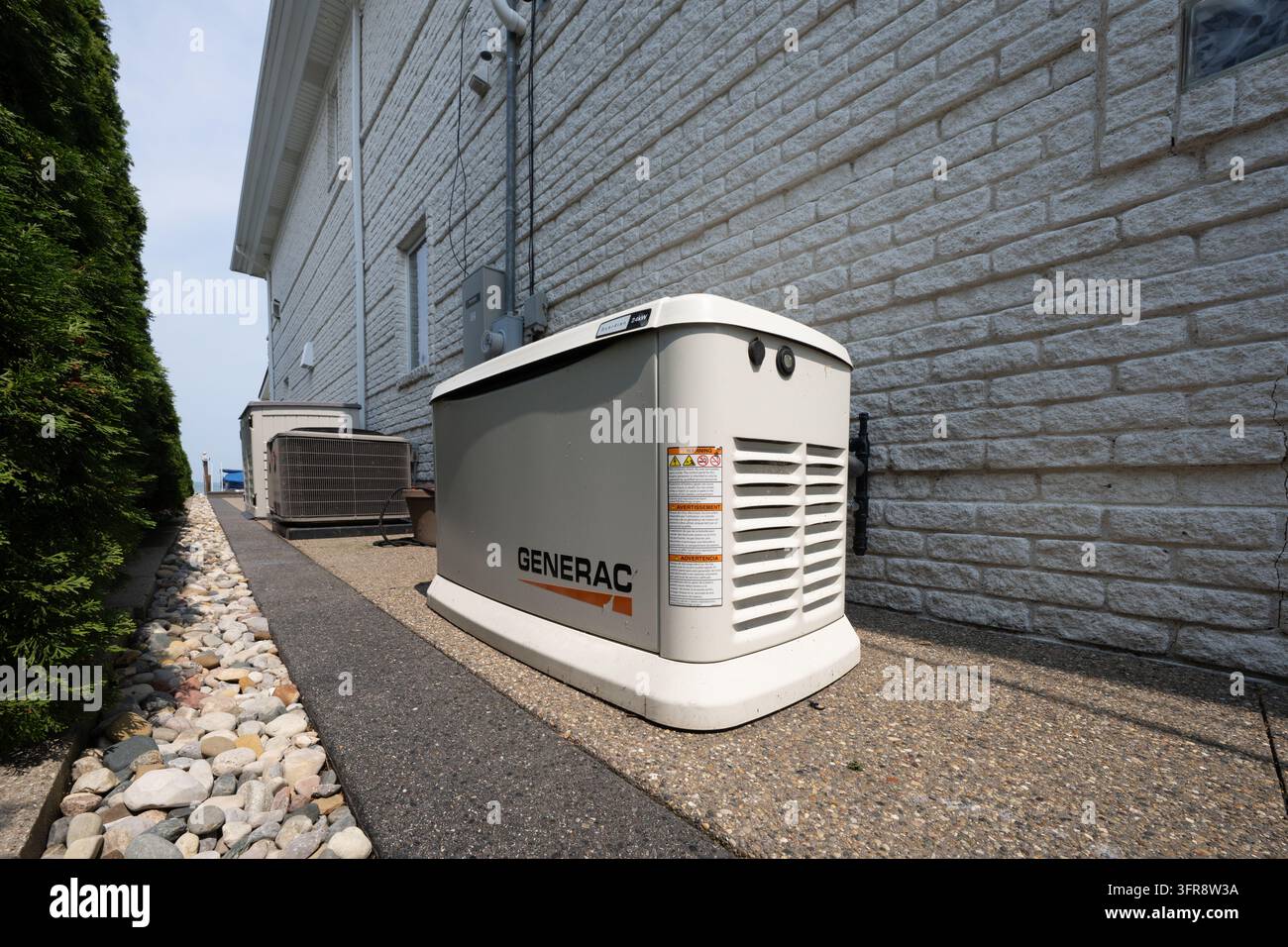 Der Generator wurde von einem Techniker ordnungsgemäß installiert und liefert Energie während Stromausfällen, was die Bedeutung einer Backup-Stromquelle veranschaulicht Stockfoto