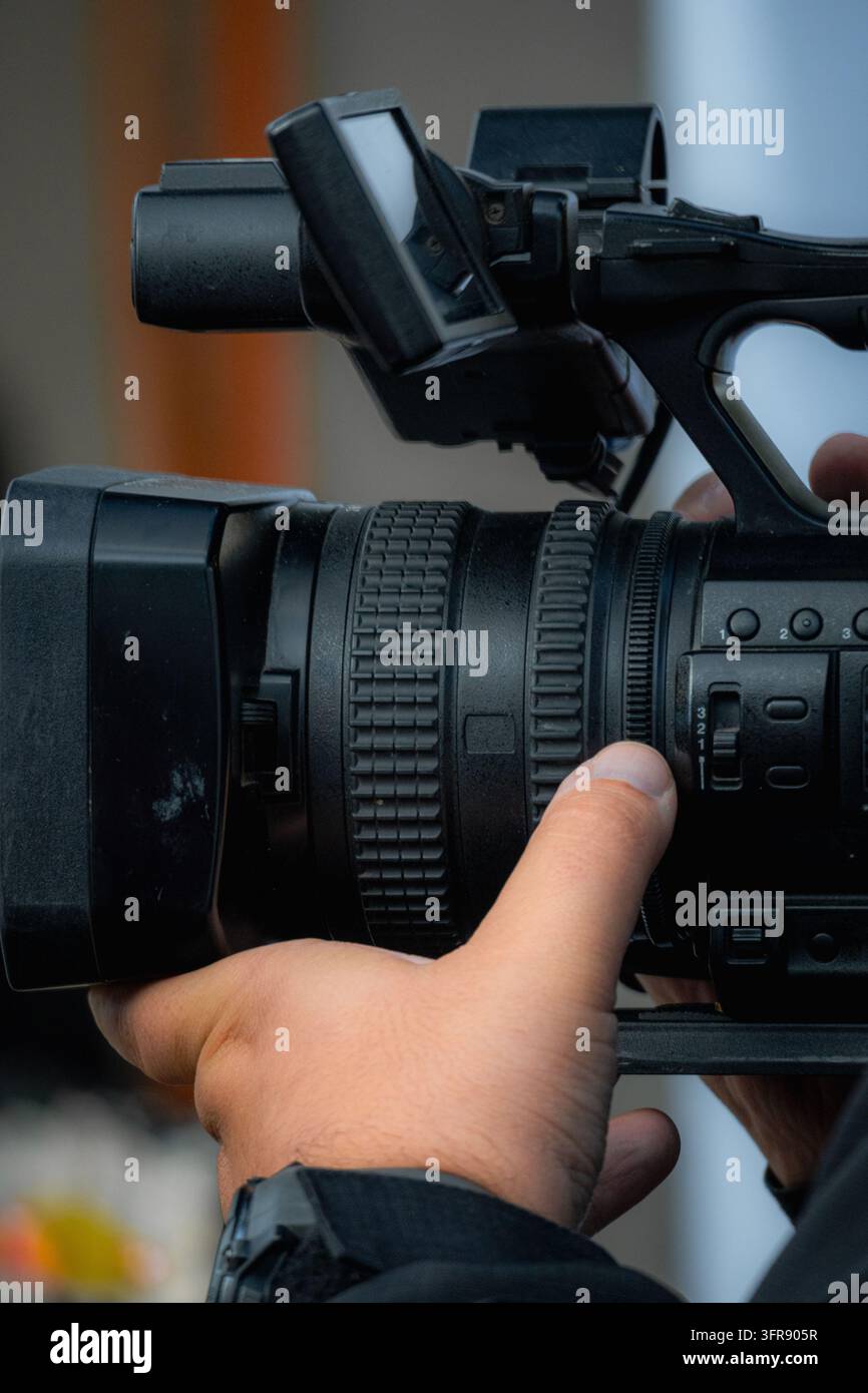 Professioneller Videograf bedient eine Videokamera während des Drehs Stockfoto