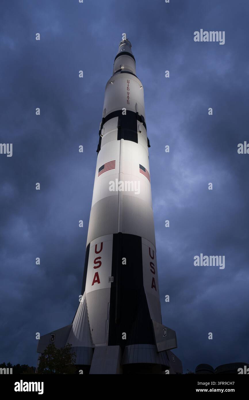 Bild der historischen Saturn-V-Mondrakete, die außerhalb des U.S. Space and Rocket Museum in Huntsville, Alabama, steht. Stockfoto