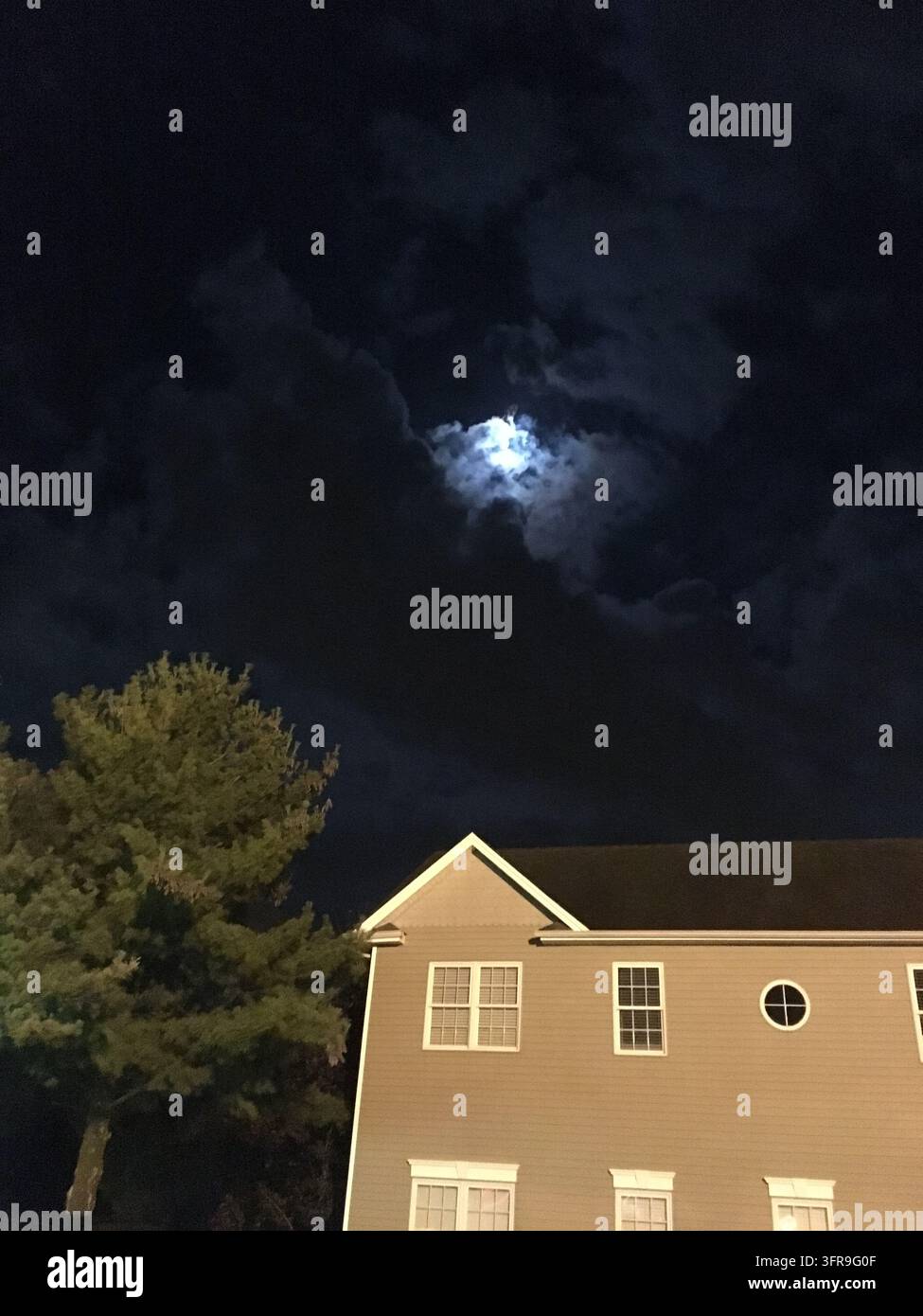 Der Mond über dem Haus Stockfoto