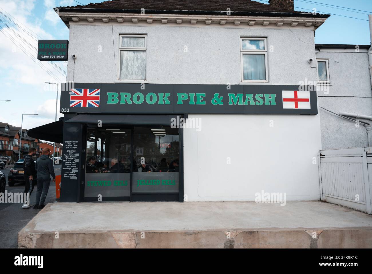 Dagenham & Redbridge 0 Hemel Hempstead Town 0, 10.10.26. Victoria Road, National League South. Brook Pie and Mash Shop. Stockfoto