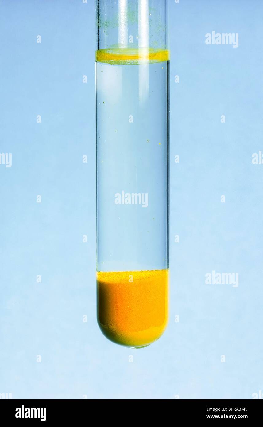 Bleichromat Niederschlag im Reagenzglas Stockfoto