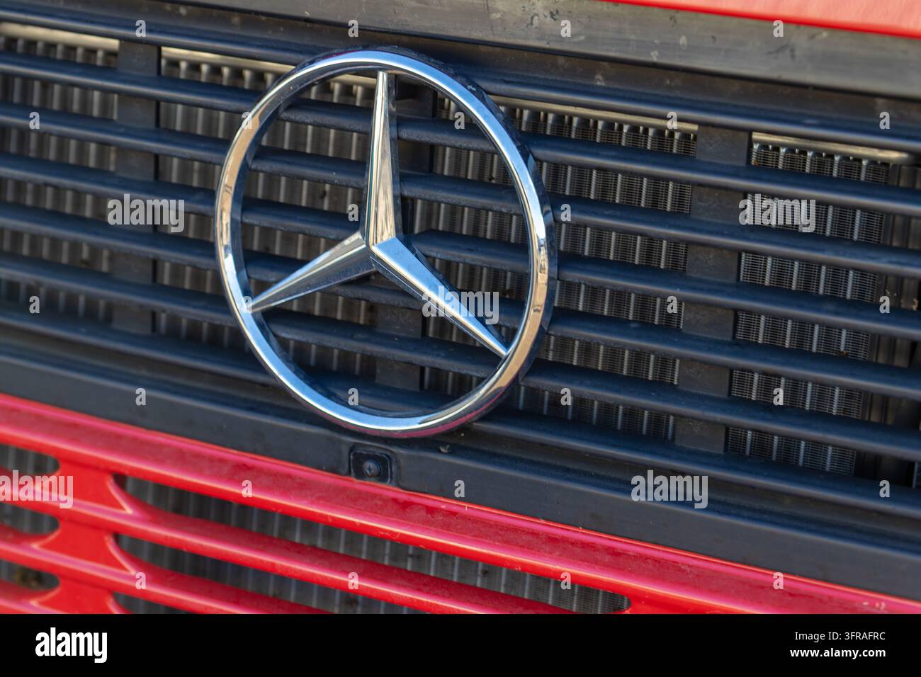 Mercedes-Benz-Stern auf dem Kühlergrill eines alten roten Feuerwehrwagens in Bubenheim bei Treuchtlingen, Deutschland Stockfoto