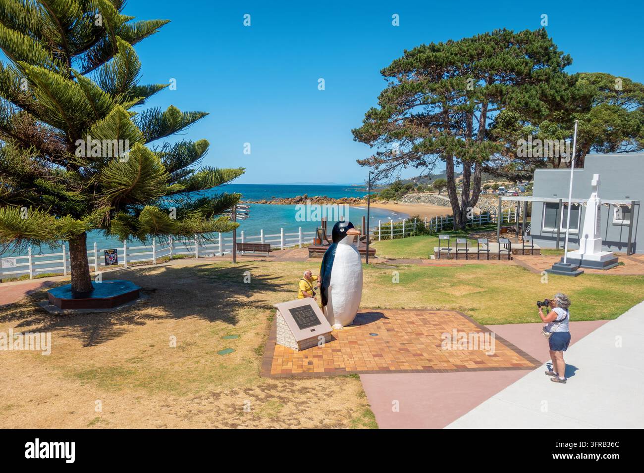 Der Große Pinguin in Penguin Town in Tasmanien, Australien. Touristen machen Fotos mit der 50 Jahre alten großen Pinguinstatue. Küstenstadt. Stockfoto