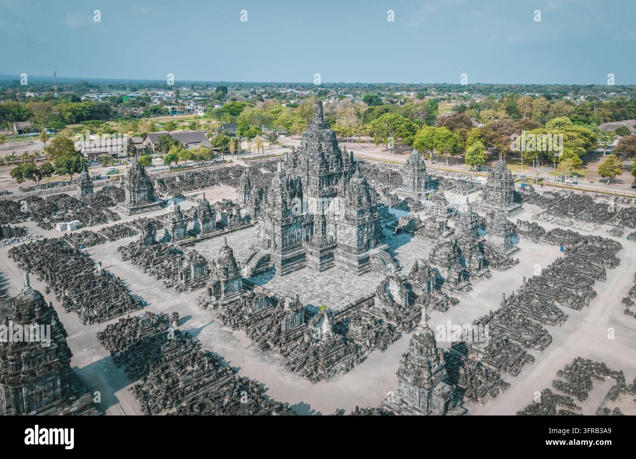 Luftbild des weitläufigen antiken Tempelkomplexes Prambanan, Java, Indonesien Stockfoto