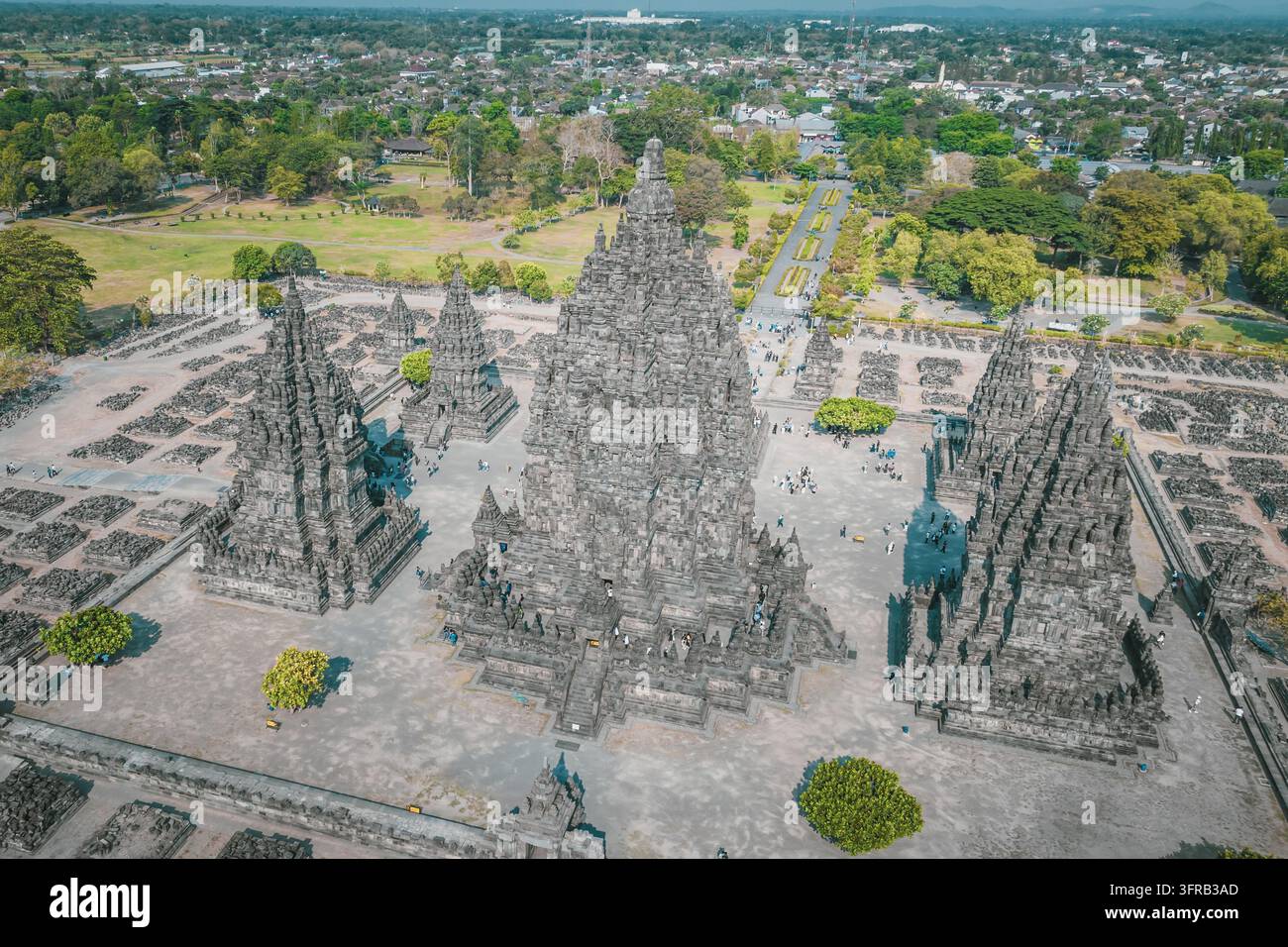 Hohe Luftaufnahme des Tempelkomsplexes Prambanan, Java, Indonesien Stockfoto