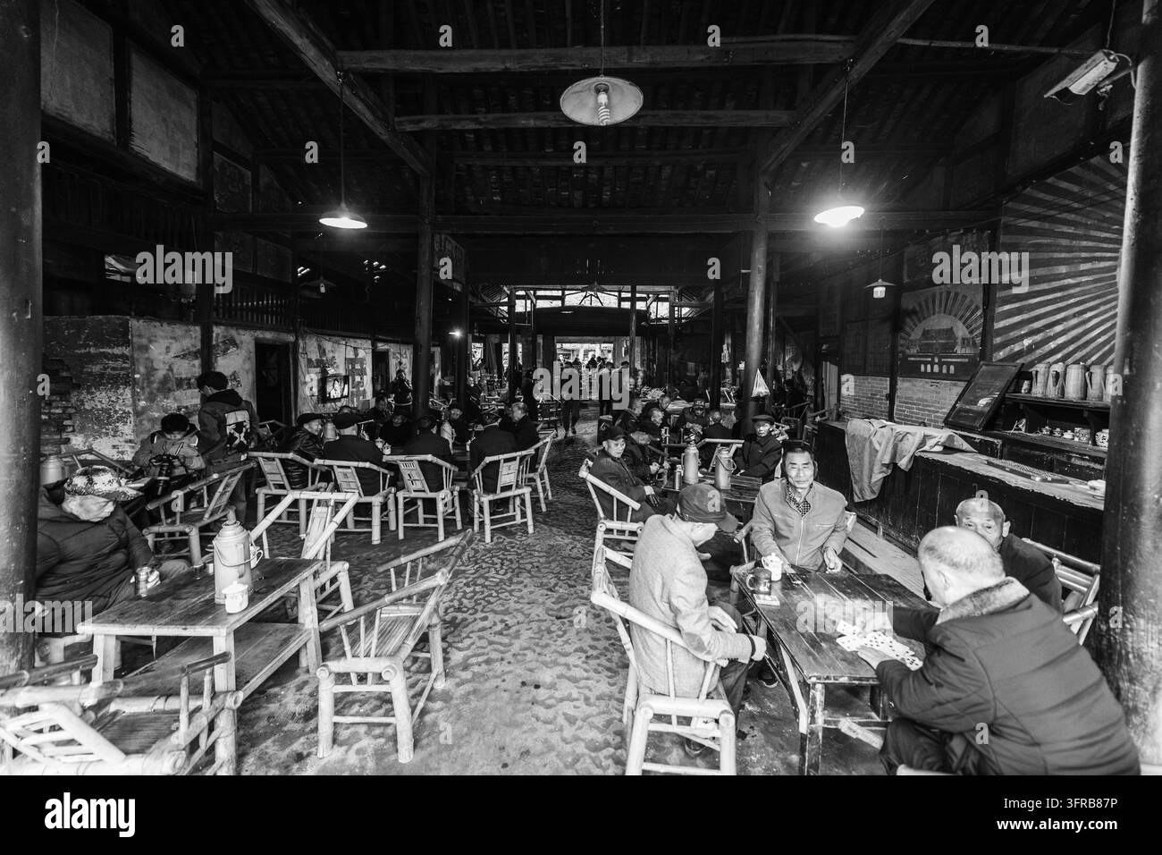 Traditionelle Teekultur und Alltagsleben im Guanyinge-Old-Teehaus in Pengzhen, Shuangliu, Chengdu, Sichuan, China. Stockfoto