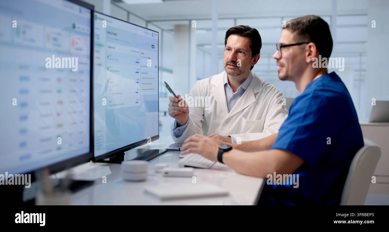 Zwei hispanische Ärzte überprüfen selbstbewusst gemeinsam AI-generierte medizinische Notizen am Computer. Stockfoto