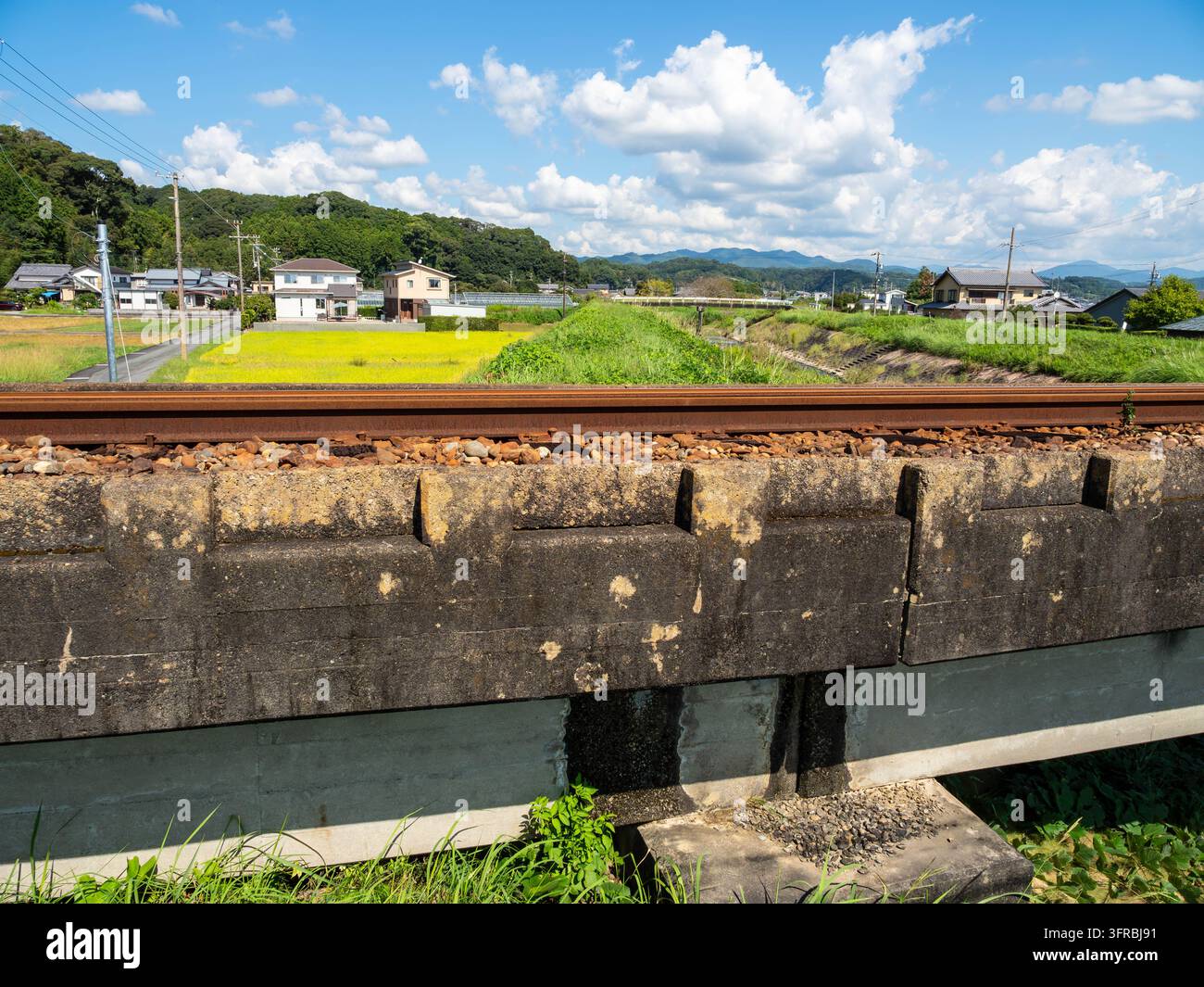Ichinomiyagawa-Eisenbahnbrücke der Tenryu Hamanako Eisenbahn über den Ichinomiya-Fluss in Kawae, Fukuroi, Shizuoka, Japan, am 2. Oktober 2026. Stockfoto