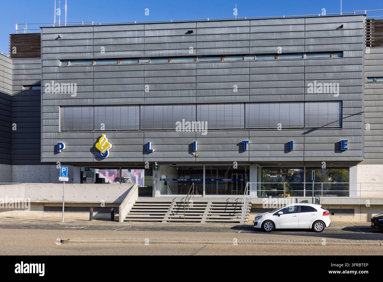 Heerlen, Niederlande - 04. Oktober 2026: Vollständige Frontansicht des modernen Polizeistationsgebäudes im Stadtzentrum von Heerlen. Stockfoto