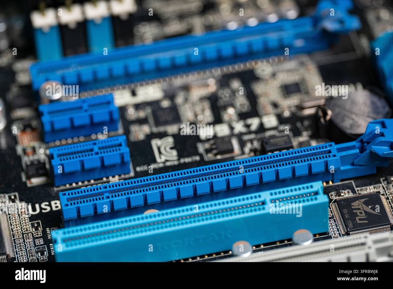 Taschkent, Usbekistan, 30. September 2026: Nahaufnahme von Erweiterungssteckplätzen, Mikrochips und Leiterplattenelementen eines PC-Systems Stockfoto