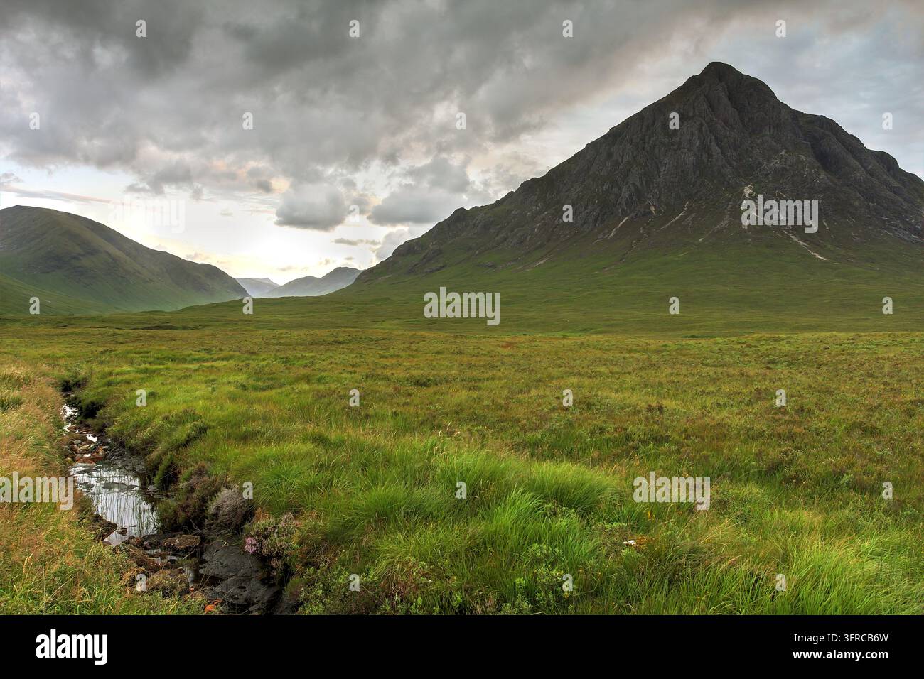 Nach Sonnenuntergang Blick auf den Stob Dearg-Gipfel der Buachaille Etive Mòr-Berge in den schottischen Highlands, Vereinigtes Königreich. Stockfoto