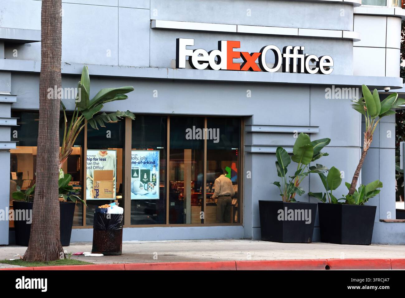 FedEx Office-Geschäft bietet Druck-, Kopier- und Versanddienste an Stockfoto