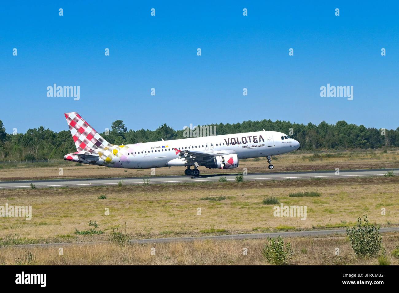 Bordeaux, Frankreich - 3. September 2026: Volotea Airbus A320 (Kennzeichen EC-NOQ) landet in Bordeaux. Stockfoto