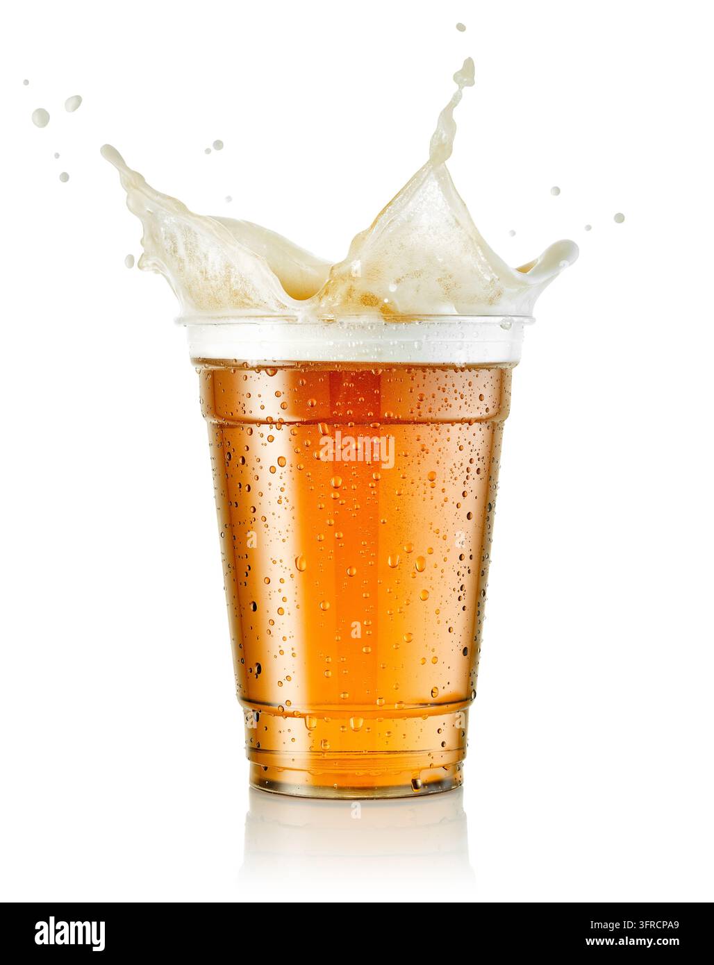 Spritzer Bier oder Ale in einem Einweg-Plastikbecher isoliert auf Weiß Stockfoto