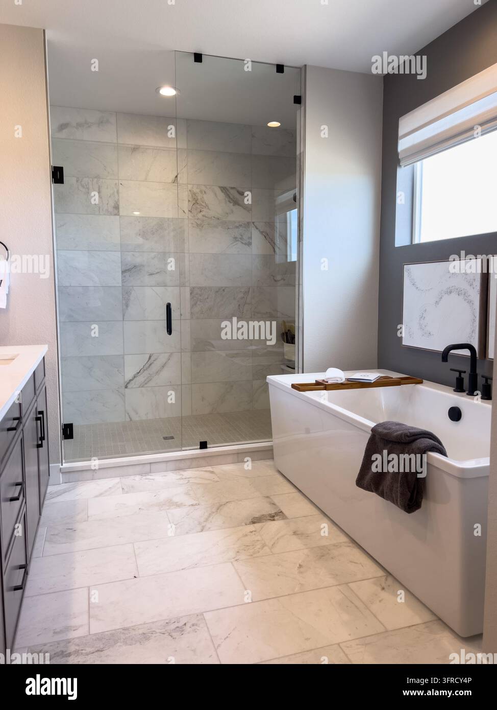Castle Rock CO USA - 4. Mai 2025 - Waschsalon mit stapelbaren Schränken, frontseitigen Whirlpool-Geräten und minimalistischem Design. Geeignet für Anwendungen Stockfoto