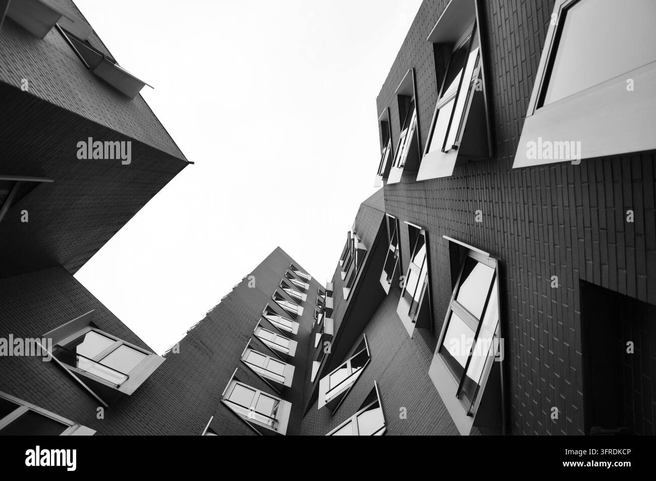 Graustufen-Niedrigwinkelaufnahme von Gehry-Gebäuden am Media Harbor in Düsseldorf, Deutschland Stockfoto