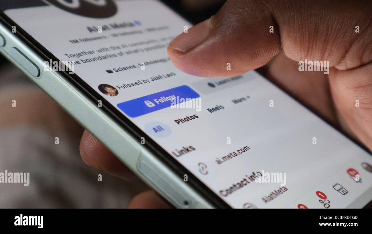 Nahaufnahme eines Fingers, der mit dem Bildschirm eines Smartphones interagiert, auf dem das Social-Media-Profil von Ai bei Meta mit aktivem Folge-Button zur Benutzereinbindung angezeigt wird Stockfoto