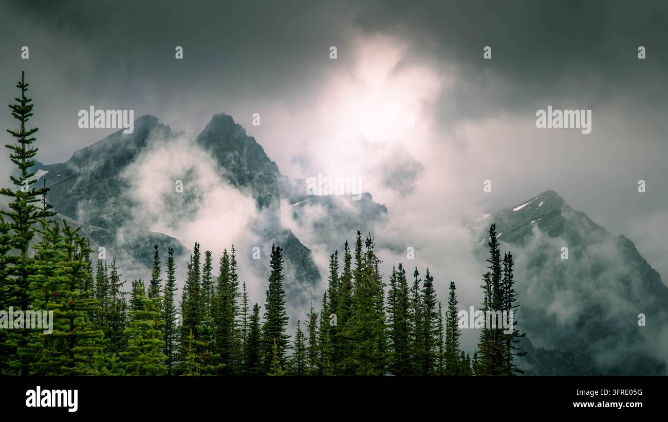 Kanadische Rocky Mountains bei düsterem Wetter Stockfoto