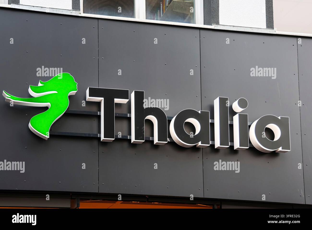 Flensburg, Deutschland – 20. Jahrhundert, Dezember 2025: Thalia-Buchhandelsgrünlogo und Firmenname schaffen Branding an einer Gebäudefassade Stockfoto