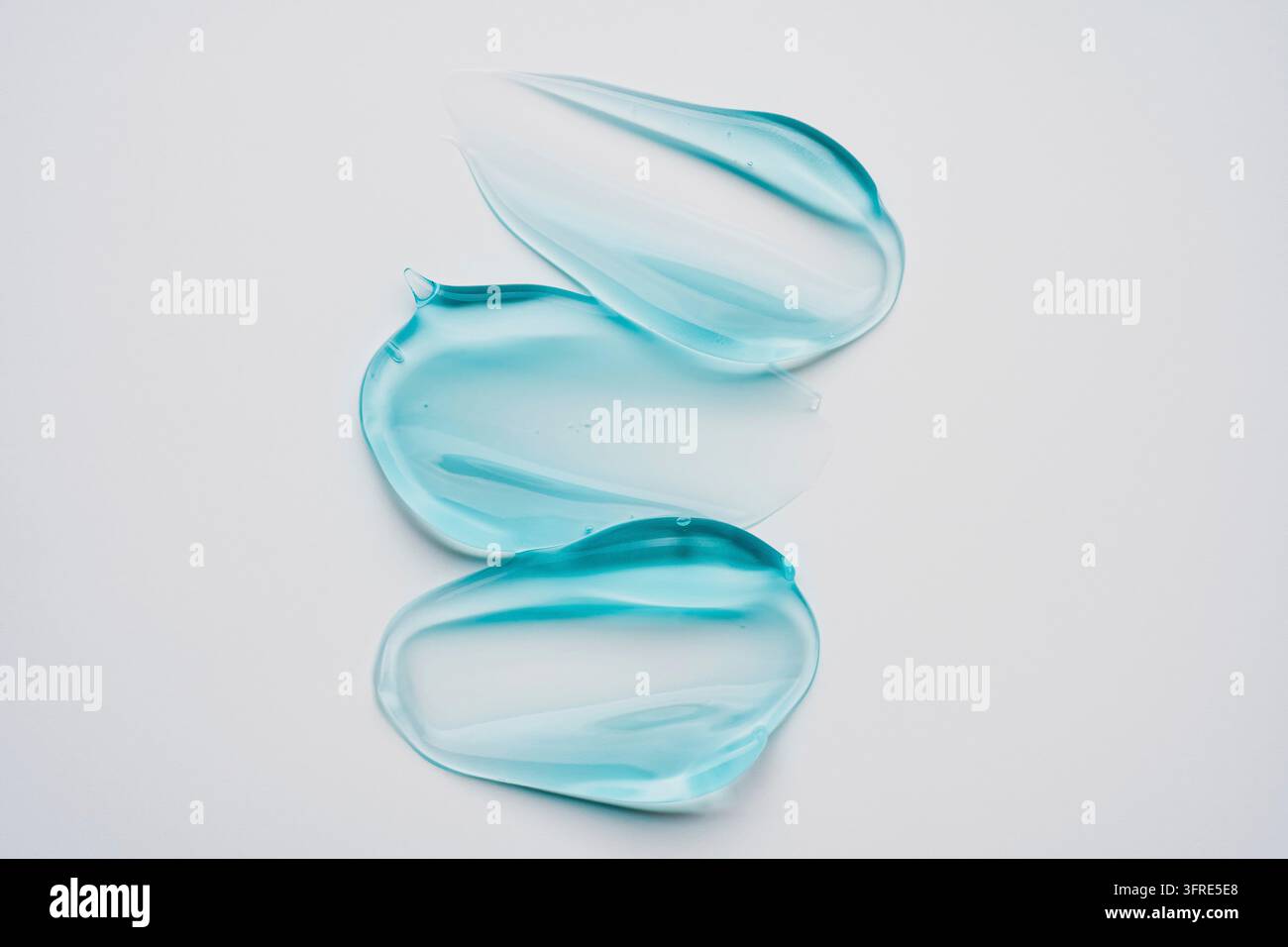 Gel-Textur Swoosh Swatch Probe Kosmetik. Kosmetisches Gel-Produkt mit Blasen aus der Nähe. Gesichts Gelierserum, Reinigungsmittel, Duschgel oder Shampoo Stockfoto