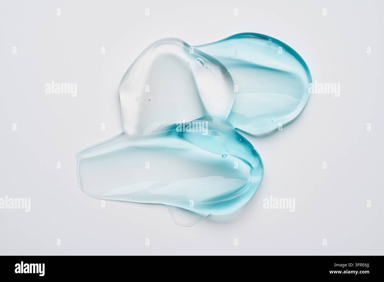 Sanfte blaue Gelcreme, ideal für Hautpflege, Kosmetikprodukt-Mockups, Spa, Gesichtsreinigung oder minimalistisches Beauty-Branding. Saubere und moderne Kulisse f Stockfoto