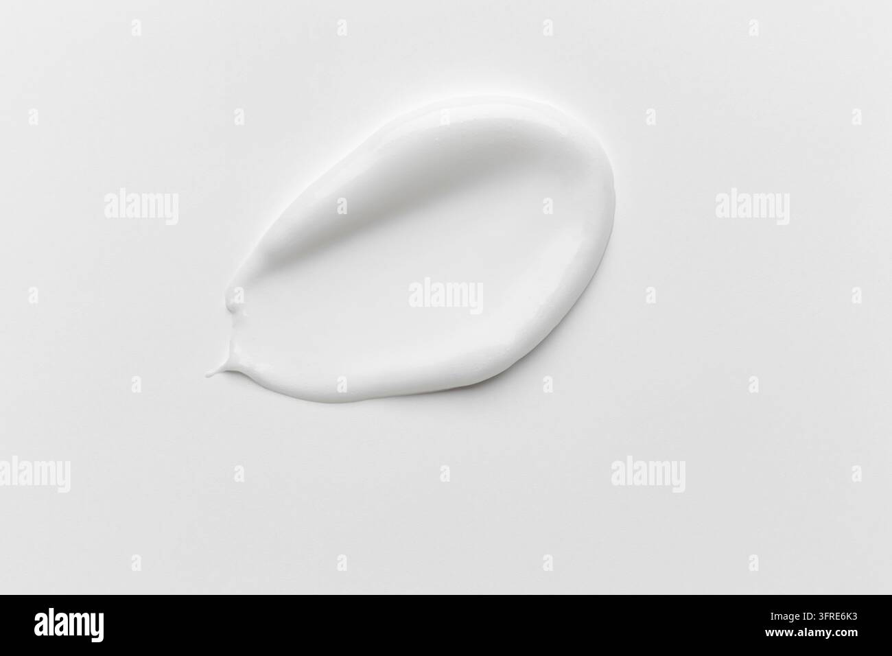 Crem Schlag isoliert auf weißem Hintergrund. Weißer Cremfleck, verschmierter Musterprobe. Gesichts- oder Körperpflegeprodukt Swatch. Produktvitrine Stockfoto