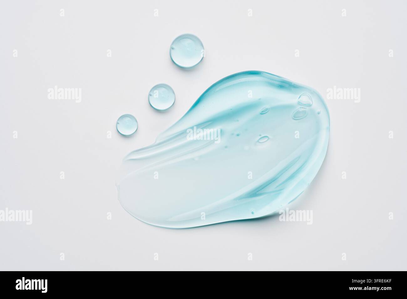 Blauer Schönheitscreme-Gel-Fleck auf weißem Hintergrund. Textur eines kosmetischen Hautpflegeprodukts. Gesichtscreme, Körperlotion-Schwungabstrich Stockfoto