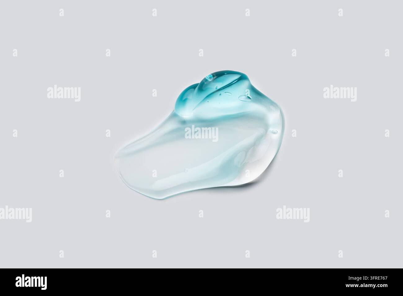 Blauer transparenter Flüssiggel auf weißem Hintergrund. Textur eines kosmetischen Hautpflegeprodukts. Gesichtscreme, Körperlotion-Schwungabstrich Stockfoto