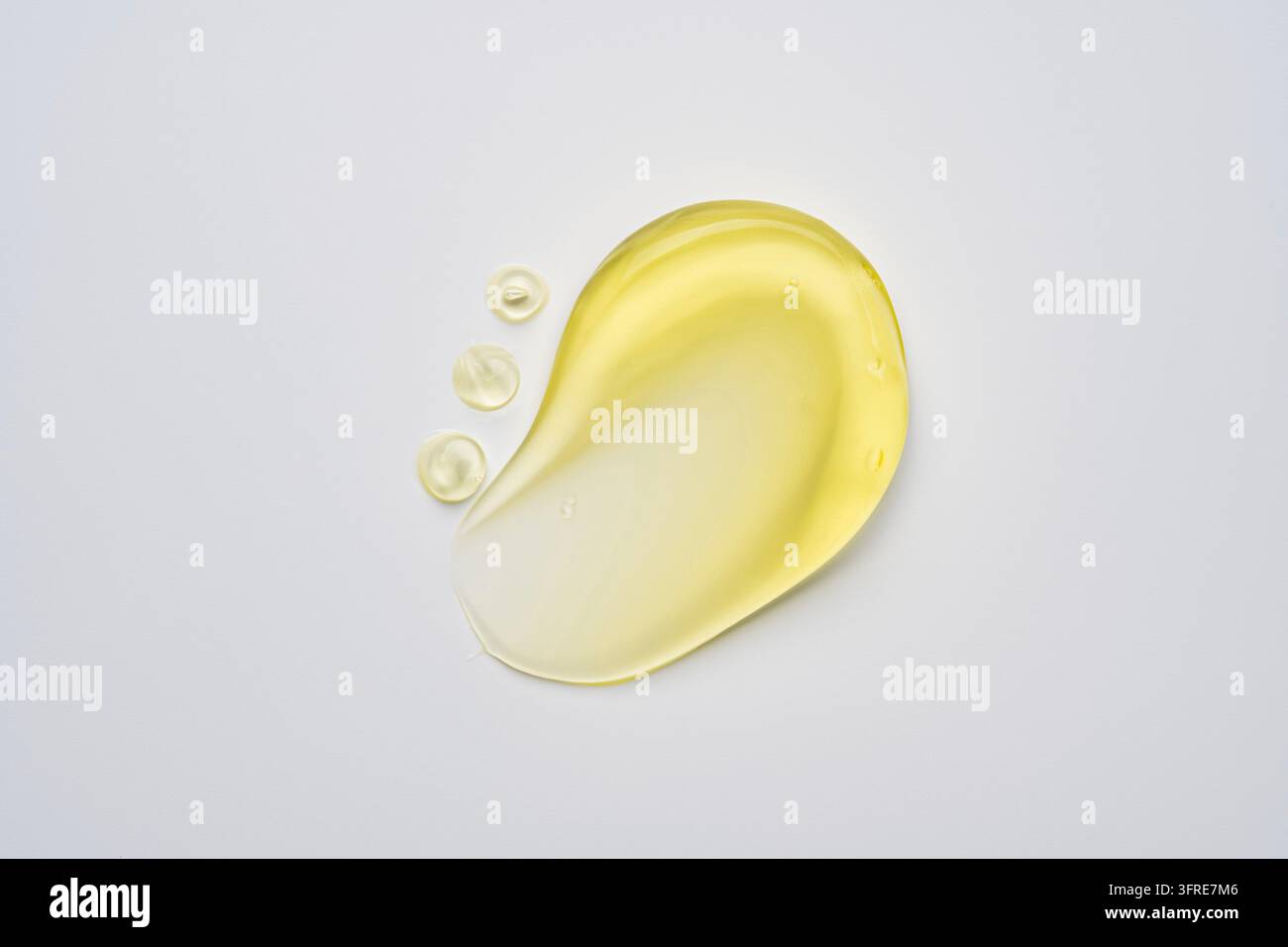Geliger gelber Schönheitscreme-Fleck auf weißem Hintergrund. Textur eines kosmetischen Hautpflegeprodukts. Gesichtscreme, Körperlotion-Schmierprobe Stockfoto