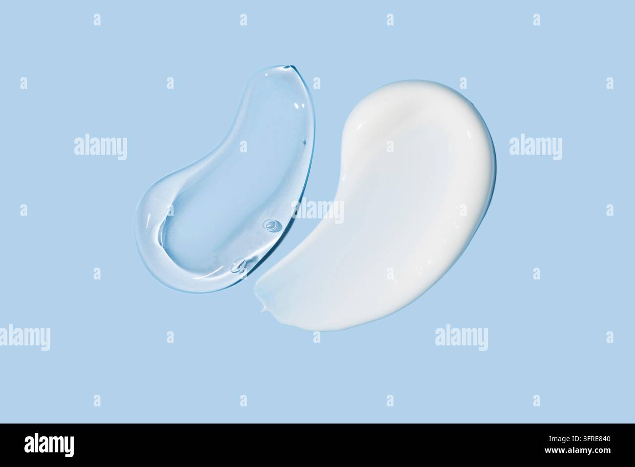 Beruhigung Creme Lotion Feuchtigkeitscreme Gel Ausstriche auf blauem Hintergrund. Hautpflege und Körperpflegemittel. Flüssiggel-Kosmetikflecken Stockfoto