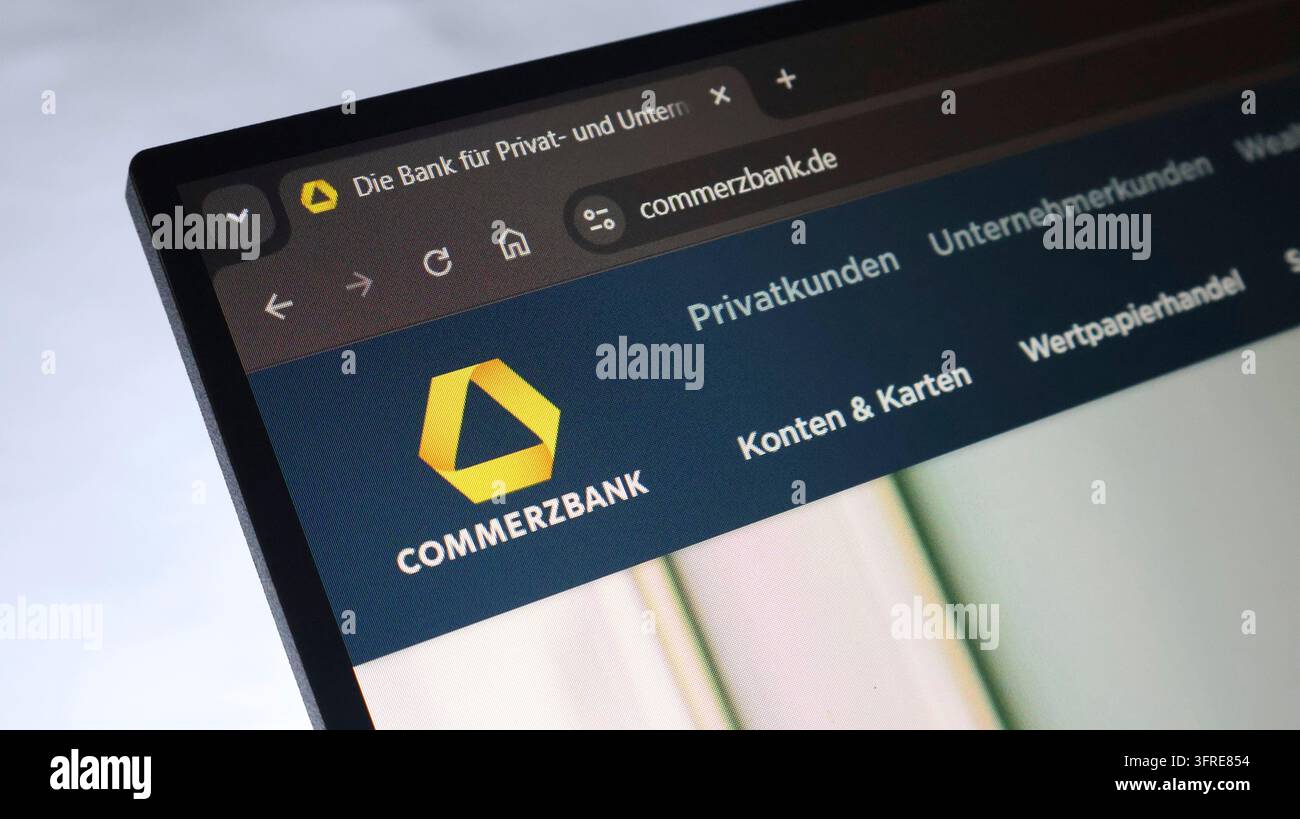 Commerzbank-Website-Landingpage-Schnittstelle zeigt gelbes Dreieckslogo und Menünavigation für Privatbanking und Finanzdienstleistungen für Unternehmen digital Stockfoto