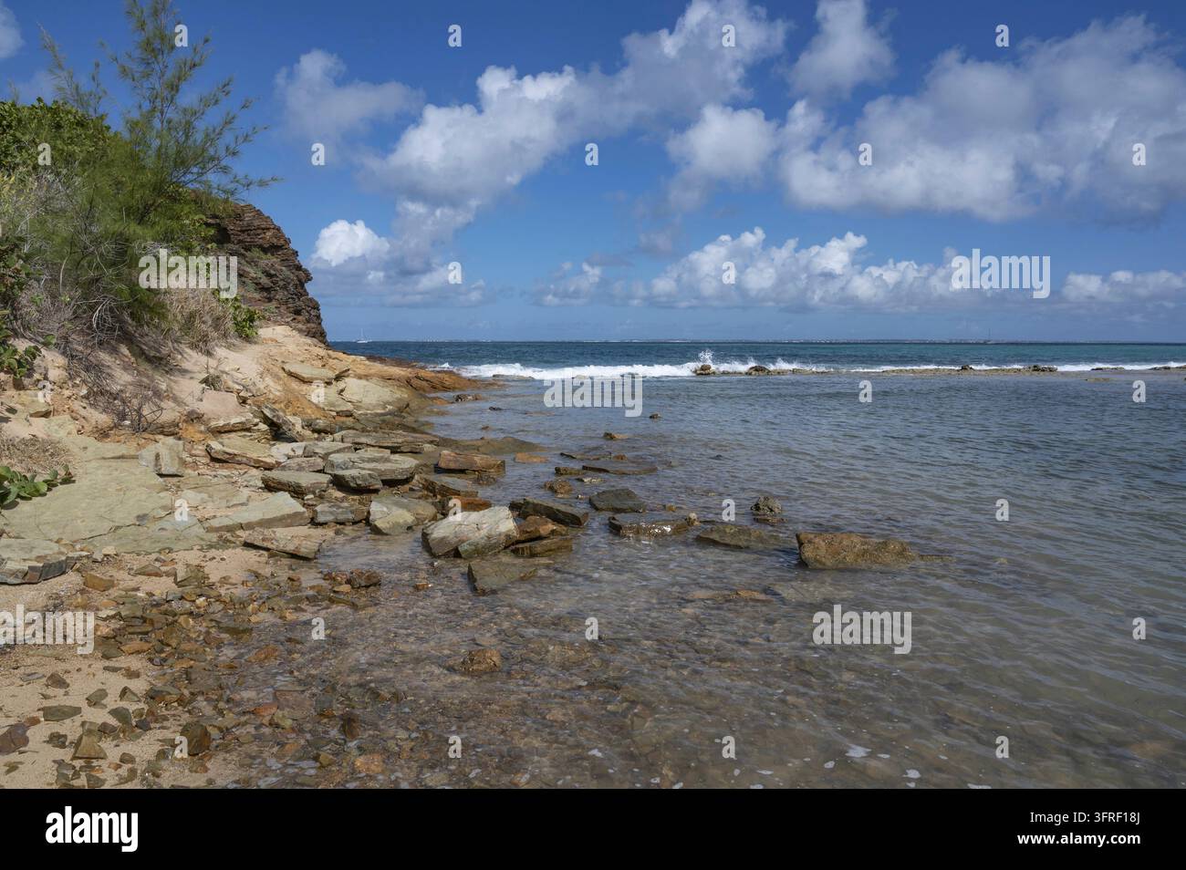 Die Küste von Saint-Martin bei th4e Trou David, ein erodiertes Blowhole in den Klippen der karibischen Insel Stockfoto