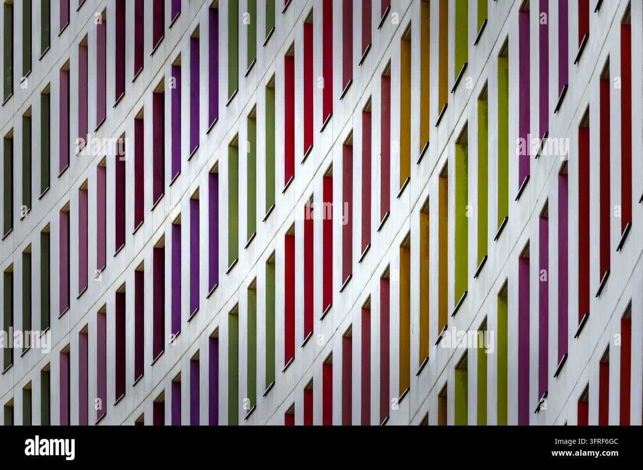 Diagonale geometrische Komposition eines Gebäudes mit bunten Fenstern und linearen Perspektiven. Stockfoto