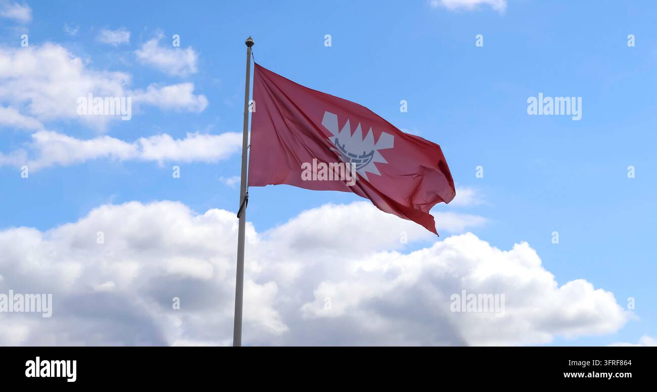 Kiel-Flagge an einem Flaggenmast, die sich langsam im Wind vor dem Himmel bewegt Stockfoto