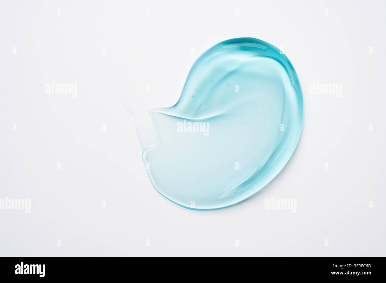 Blauer Schönheitscreme-Gel-Fleck auf weißem Hintergrund. Textur eines kosmetischen Hautpflegeprodukts. Gesichtscreme, Körperlotion-Schwungabstrich Stockfoto