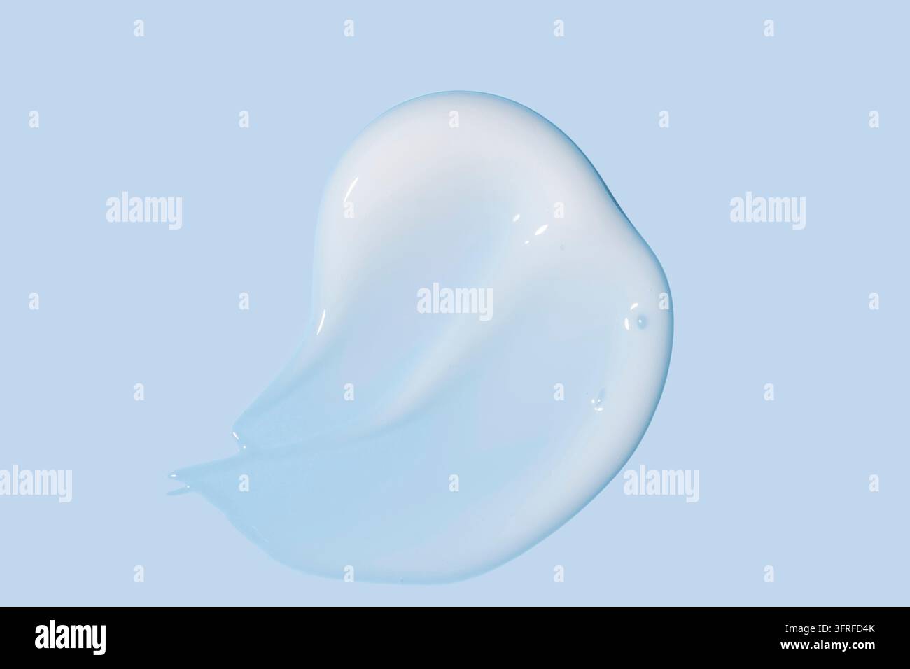 Kosmetikproduktabstriche weiße Feuchtigkeitslotion isoliert auf blauem, ausgepresstem und verschmiertem Teil der Hautpflegescremeproduktprüfung Stockfoto