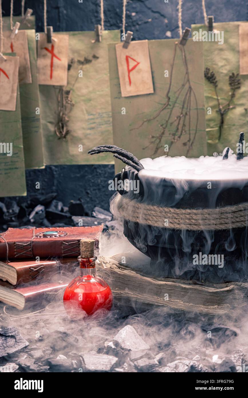 Helle blaue Tinktur sitzt in dichtem Rauch. Halloween-Dekoration mit dunklem gotischem Thema. Halloween-Hintergrund für Projektveranstaltungen. Stockfoto