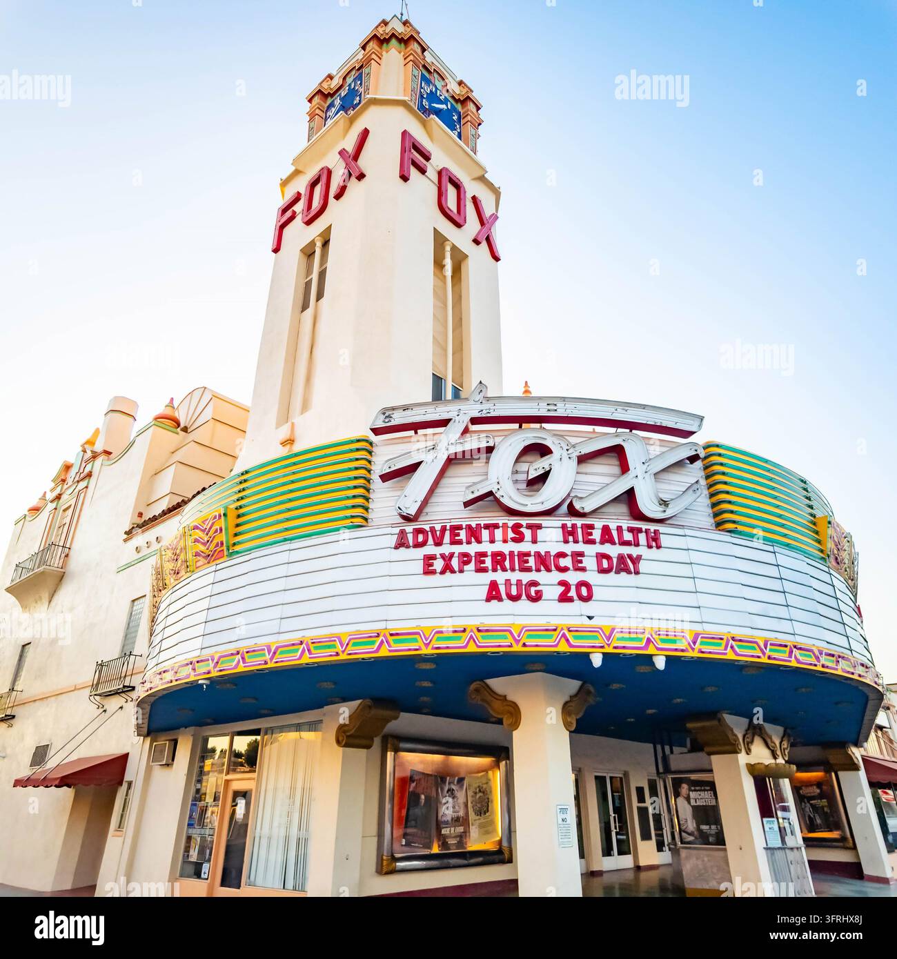 Bakersfield, CA, USA - 06. August 2026: Das historische Fox-Theater-Gebäude steht als architektonisches Wahrzeichen in der Innenstadt von Bakersfield, Kalifornien Stockfoto
