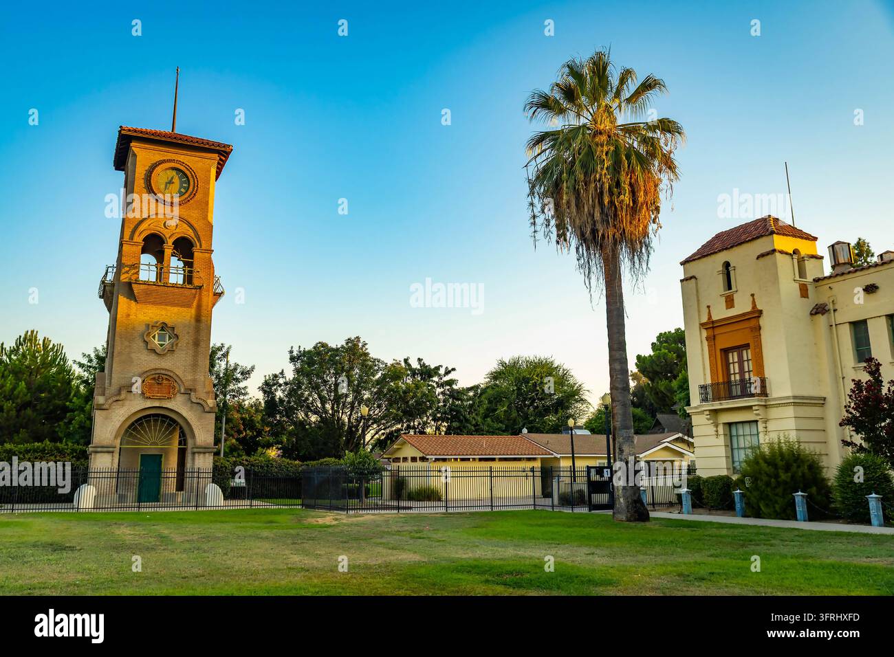 Goldenes Sonnenlicht erhellt den Beale Memorial Clock Tower im Kern County Museum Stockfoto