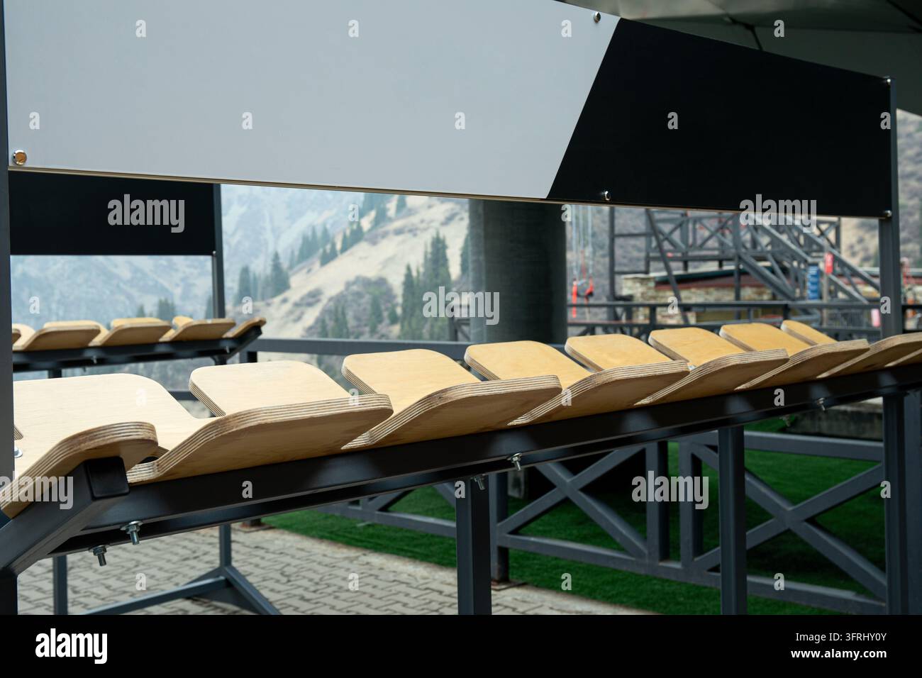 Holz-Xylophon, das auf einem stabilen Rahmen arrangiert ist, bietet ein lebendiges Klangerlebnis. Stockfoto