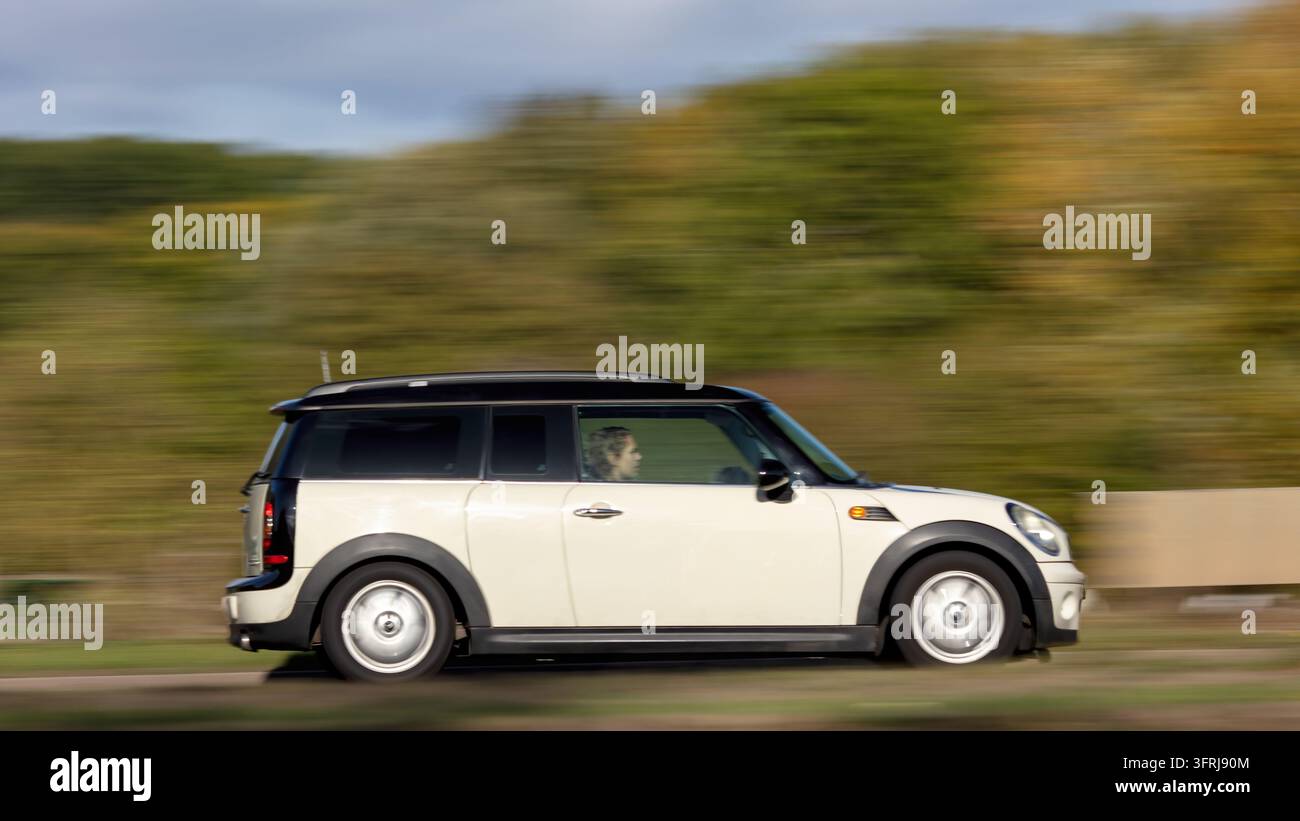 Milton Keynes; UK - 10. Okt. 2026: Weißer MINI Cooper Clubman Kombi der ersten Generation (R55) fährt auf einer britischen Straße Stockfoto